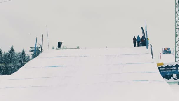 タトシャンスカ ビャウカ, ポーランド - 2018 年 2 月 3 日。フリー スタイル スキーヤーのトランポリンでトリックを実行します。 — ストック動画