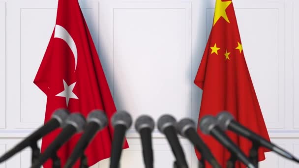 Flaggor av Turkiet och Kina vid internationella förhandlingar eller möte presskonferens — Stockvideo