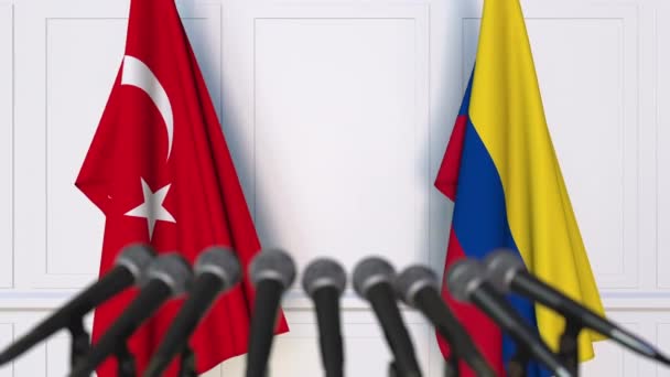 Vlajky z Turecka a Kolumbie na mezinárodní tiskové konferenci zasedání nebo jednání — Stock video