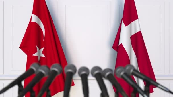 Banderas de Turquía y Dinamarca en la reunión internacional o en la conferencia de prensa de negociaciones — Vídeo de stock