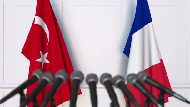 Vlajky z Turecka a Francie na mezinárodní tiskové konferenci zasedání nebo jednání — Stock video
