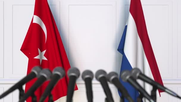 Flaggen der Türkei und der Niederlande bei internationalen Treffen oder Verhandlungen Pressekonferenz — Stockvideo