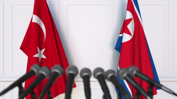 Vlajky z Turecka a Severní Koreje na mezinárodní tiskové konferenci zasedání nebo jednání — Stock video