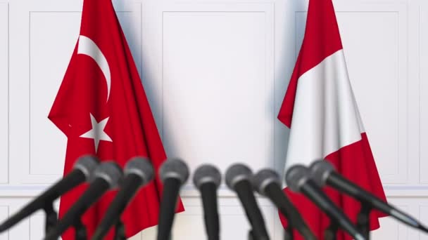 Flaggen der Türkei und Perus bei internationalen Treffen oder Verhandlungen Pressekonferenz — Stockvideo