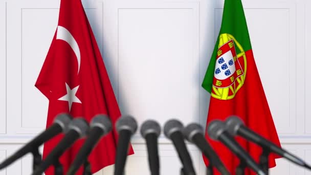 Banderas de Turquía y Portugal en la reunión internacional o en la conferencia de prensa de negociaciones — Vídeo de stock