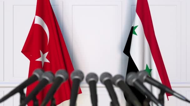 Drapeaux de la Turquie et de la Syrie lors d'une réunion internationale ou conférence de presse — Video