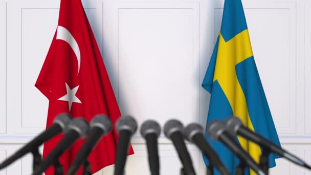 Flaggor av Turkiet och Sverige vid internationella förhandlingar eller möte presskonferens — Stockvideo