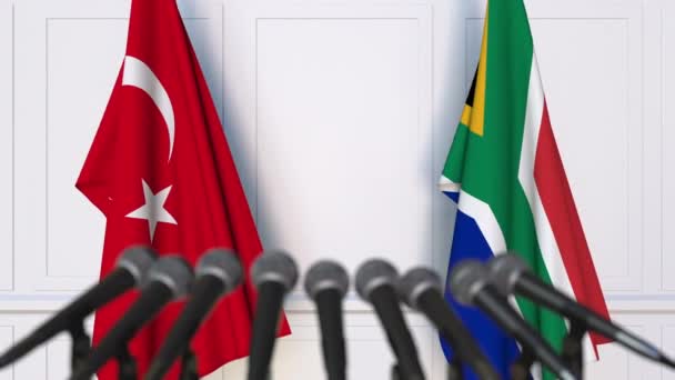 Flaggen der Türkei und Südafrikas bei internationalen Treffen oder Verhandlungen Pressekonferenz — Stockvideo