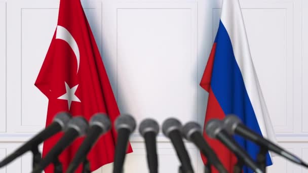 Flaggen der Türkei und Russlands bei internationalen Treffen oder Verhandlungen Pressekonferenz — Stockvideo
