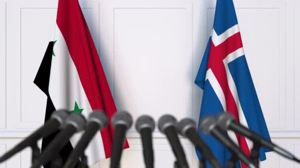 叙利亚和冰岛国旗在国际会议或谈判新闻发布会上的报道 — 图库视频影像