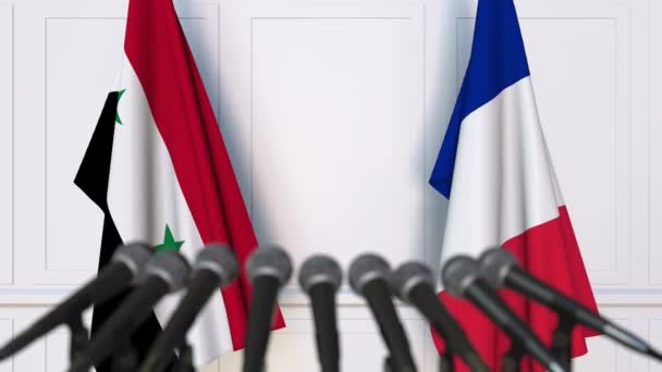 ธงของซีเรียและฝรั่งเศสในการประชุมนานาชาติหรือการเจรจาแถลงข่าว — วีดีโอสต็อก