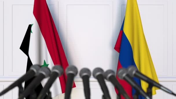 Banderas de Siria y Colombia en reunión internacional o en conferencia de prensa de negociaciones — Vídeos de Stock