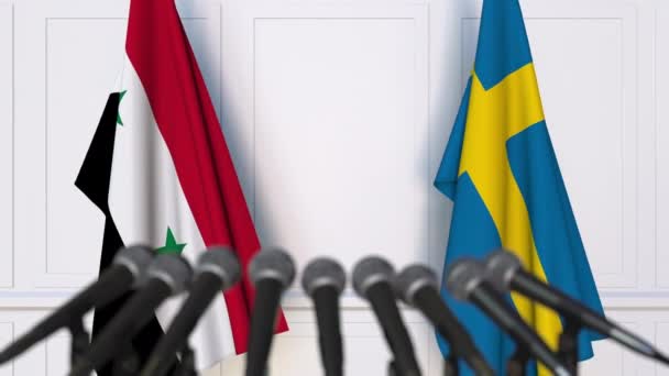 Flaggen von Syrien und Schweden bei internationalen Treffen oder Verhandlungen Pressekonferenz — Stockvideo