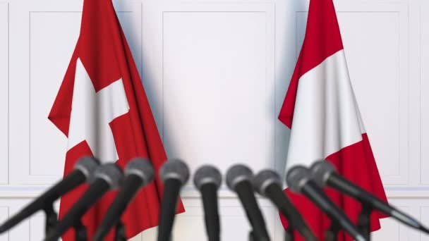 आंतरराष्ट्रीय बैठक किंवा वाटाघाटी प्रेस परिषदेत स्वित्झर्लंड आणि पेरूचे ध्वज — स्टॉक व्हिडिओ