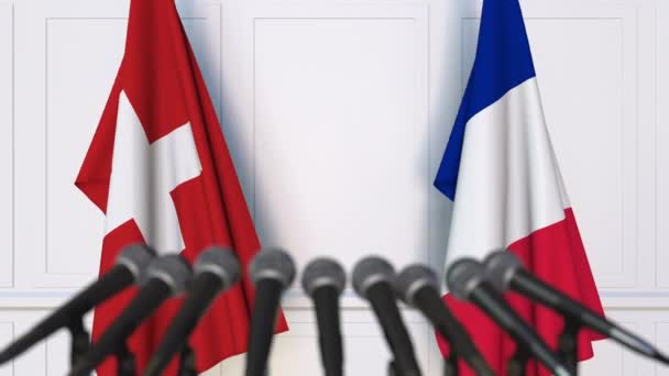 瑞士和法国国旗出席国际会议或谈判新闻发布会 — 图库视频影像