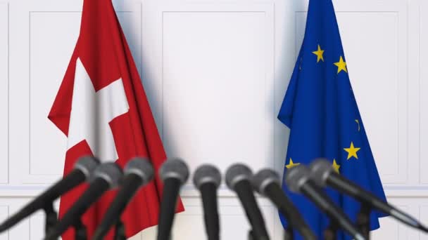 Flagi Unii Europejskiej na międzynarodowej konferencji prasowej spotkania lub negocjacji i Szwajcaria — Wideo stockowe