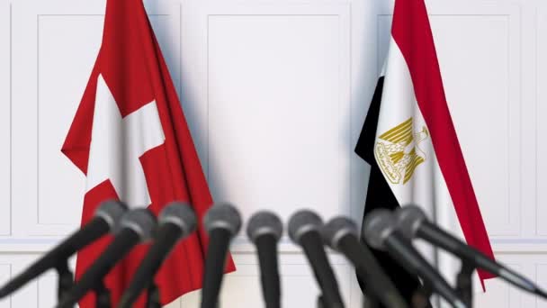 Banderas de Suiza y Egipto en la reunión internacional o en la conferencia de prensa de negociaciones — Vídeo de stock