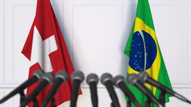 Bandeiras da Suíça e do Brasil em reunião internacional ou negociações conferência de imprensa — Vídeo de Stock