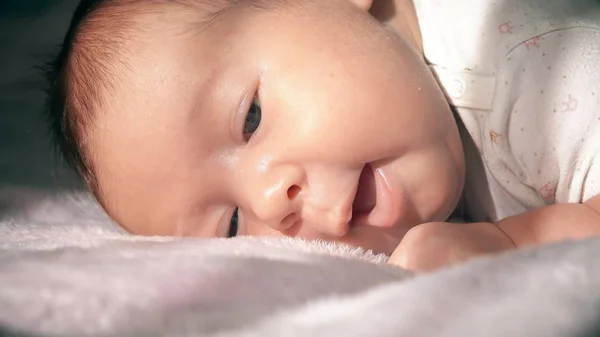 Симпатичный портрет новорожденной девочки крупным планом — стоковое фото