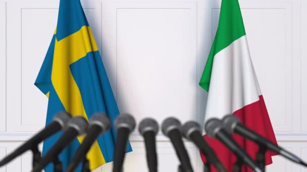 Bandiere della Svezia e dell'Italia alla riunione internazionale o alla conferenza stampa dei negoziati — Video Stock