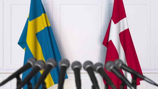 Banderas de Suecia y Dinamarca en la reunión internacional o en la conferencia de prensa de negociaciones — Vídeos de Stock
