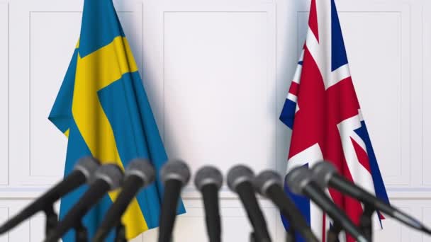 Флаги Швеции и Великобритании на международной встрече или пресс-конференции — стоковое видео