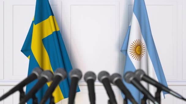 瑞典和阿根廷国旗出席国际会议或谈判新闻发布会 — 图库视频影像