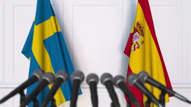 瑞典和西班牙国旗在国际会议或谈判新闻发布会上 — 图库视频影像