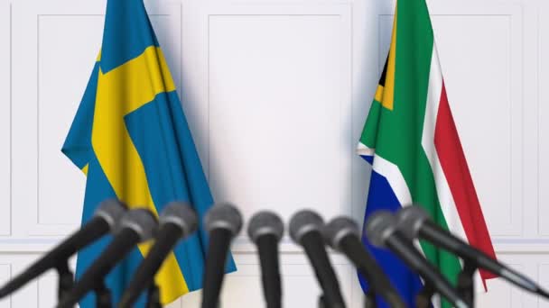 Flaggor för Sverige och Sydafrika vid internationella förhandlingar eller möte presskonferens — Stockvideo