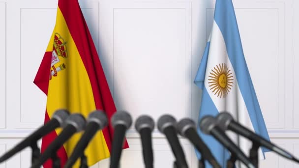 Banderas de España y Argentina en reunión internacional o en conferencia de prensa de negociaciones — Vídeos de Stock