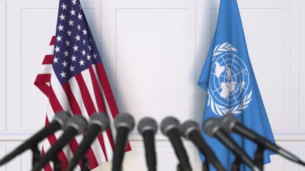 Прапори з США і ООН на міжнародні зустрічі або переговорів прес-конференції — стокове відео