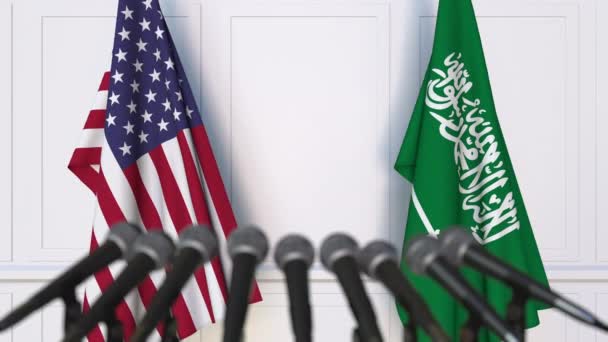 Flaggen der USA und Saudi Arabiens bei internationalen Treffen oder Verhandlungen Pressekonferenz — Stockvideo