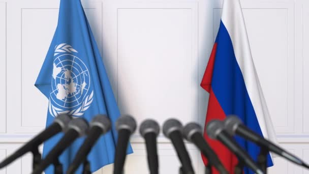 Flaggen der vereinigten Nationen und Russlands bei internationalen Treffen oder Verhandlungen Pressekonferenz — Stockvideo