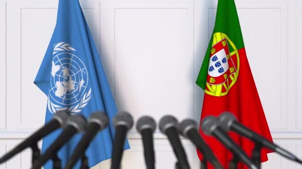 Bandeiras das Nações Unidas e de Portugal na reunião internacional ou nas negociações conferência de imprensa — Vídeo de Stock