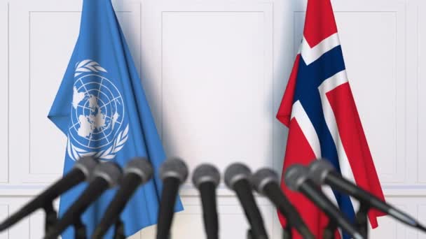 Banderas de las Naciones Unidas y Noruega en la reunión internacional o en la conferencia de prensa de negociaciones — Vídeo de stock