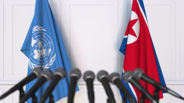 国際会議や交渉の記者会見で国連と北朝鮮の国旗 — ストック動画