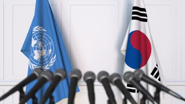 Flaggen der vereinten Nationen und Koreas bei internationalen Treffen oder Verhandlungen Pressekonferenz — Stockvideo