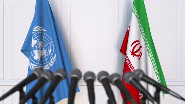 Drapeaux des Nations Unies et de l'Iran lors d'une réunion internationale ou d'une conférence de presse de négociations — Video