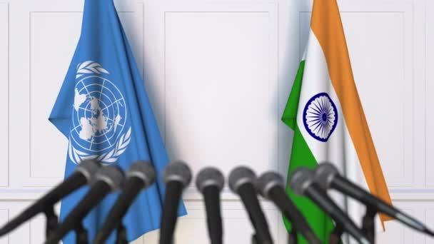 Drapeaux des Nations Unies et de l'Inde lors d'une réunion internationale ou d'une conférence de presse de négociations — Video