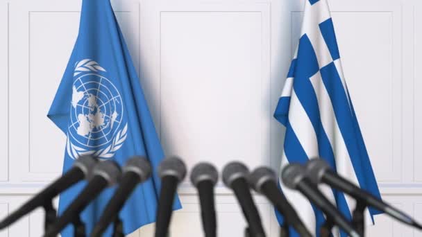 Drapeaux des Nations Unies et de la Grèce lors d'une réunion internationale ou d'une conférence de presse de négociations — Video