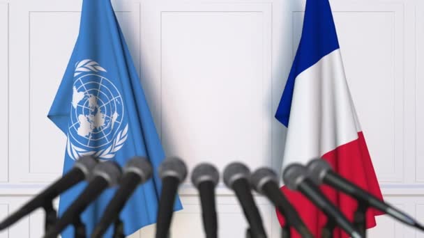 Bandeiras das Nações Unidas e da França em reunião internacional ou negociações conferência de imprensa — Vídeo de Stock