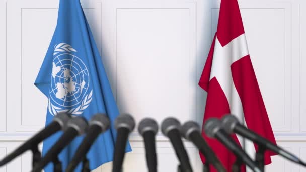 Banderas de las Naciones Unidas y Dinamarca en la reunión internacional o en la conferencia de prensa de negociaciones — Vídeos de Stock