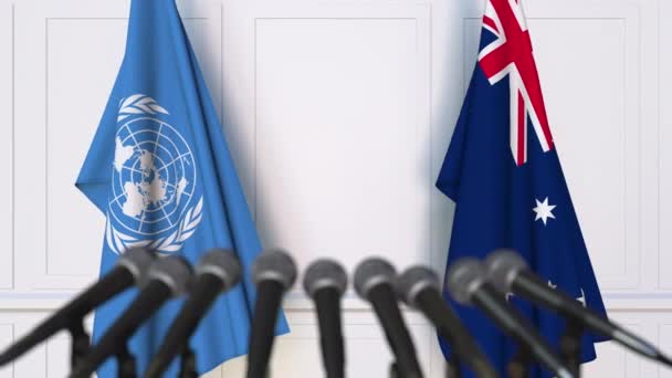 Bandiere delle Nazioni Unite e dell'Australia alla riunione internazionale o alla conferenza stampa dei negoziati — Video Stock