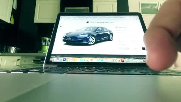 Moskou, Rusland - 25 februari 2018. Kiezen voor auto op Amazon.com online winkel site. Man met behulp van de touchpad van de laptop, de tijd komen te vervallen — Stockvideo