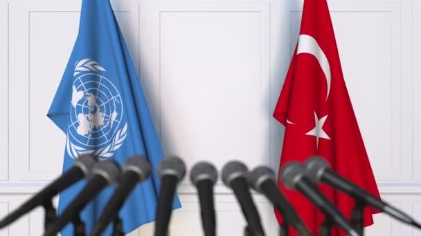 Drapeaux des Nations Unies et de la Turquie lors d'une réunion internationale ou d'une conférence de presse de négociations — Video