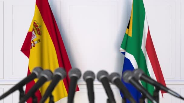 西班牙和南非在国际会议或谈判新闻发布会上的旗帜 — 图库视频影像