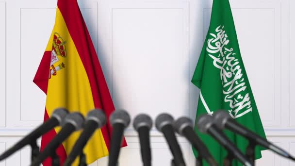 Flaggor av Spanien och Saudiarabien vid internationella förhandlingar eller möte presskonferens — Stockvideo