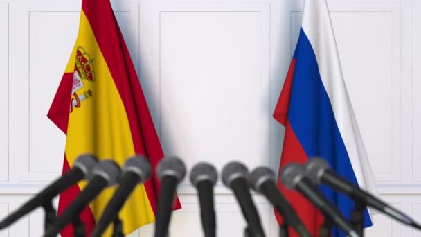 Bandiere della Spagna e della Russia alla riunione internazionale o alla conferenza stampa dei negoziati — Video Stock