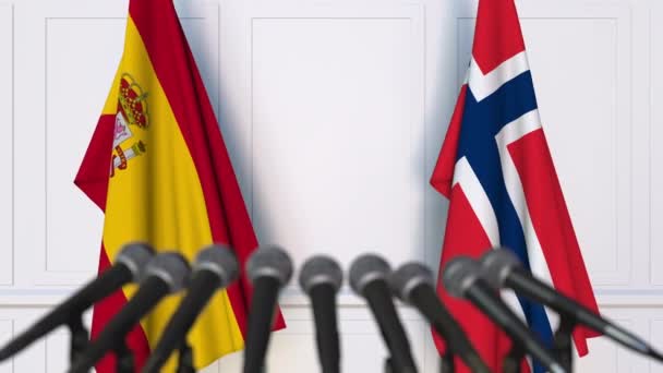 Flaggen Spaniens und Norwegens bei internationalen Treffen oder Verhandlungen — Stockvideo