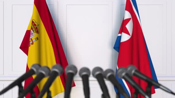 Flaggen Spaniens und Nordkoreas bei internationalen Treffen oder Verhandlungen — Stockvideo